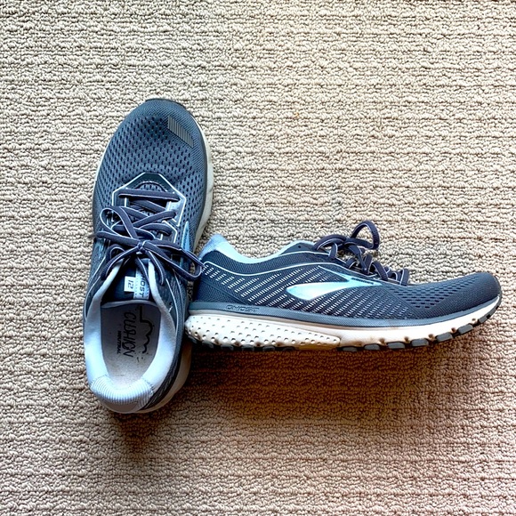 Brooks sneaker - Picture 1 of 4